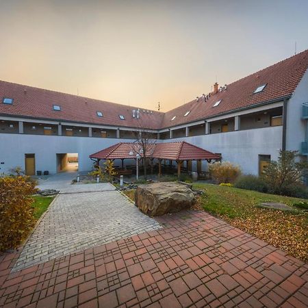 Hotel Madl Velke Bilovice ภายนอก รูปภาพ