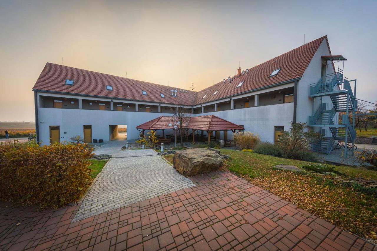 Hotel Madl Velke Bilovice ภายนอก รูปภาพ